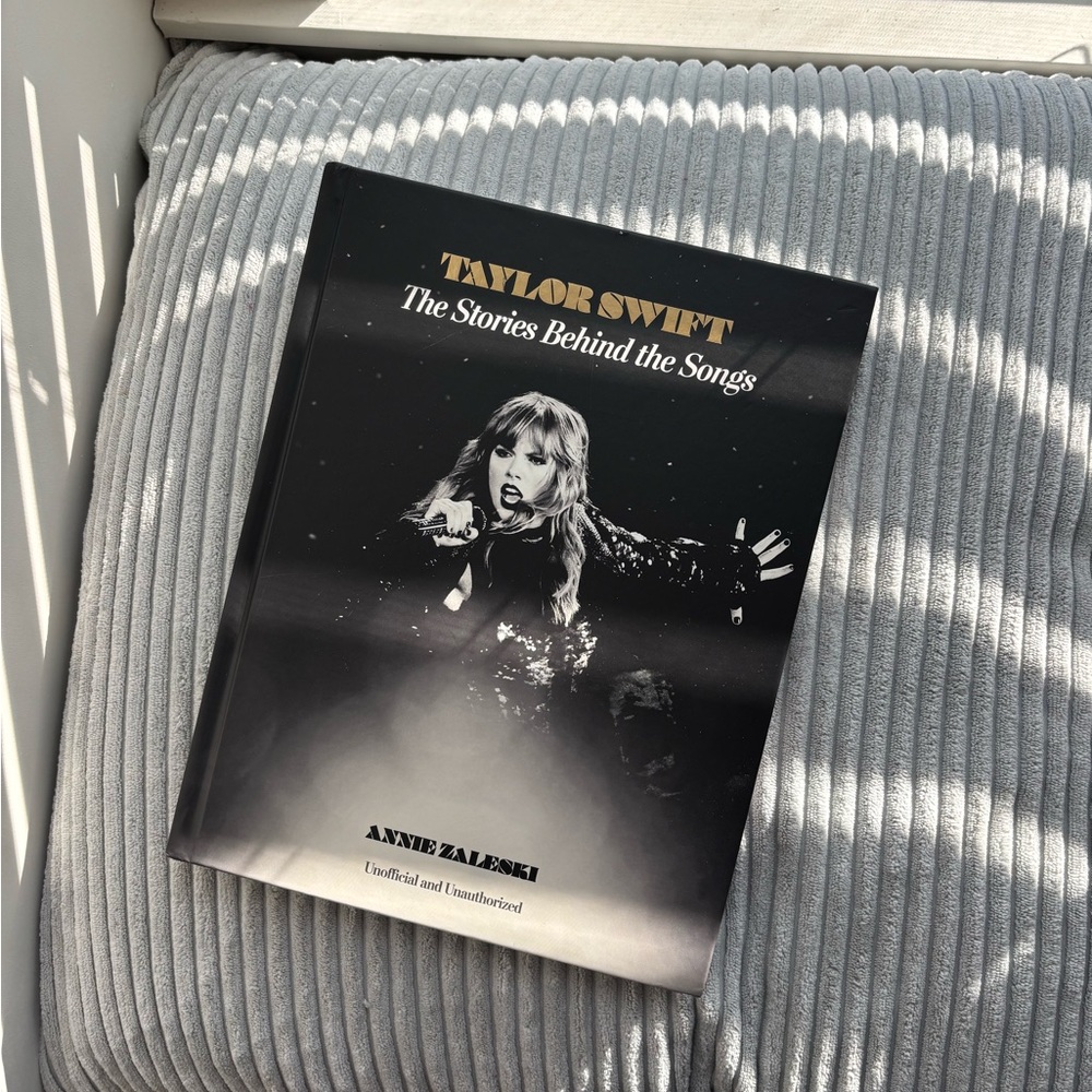 Taylor Swift - The Stories Behind the Songs Book